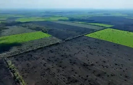 Ogromne kratery po wybuchach zamiast zbóż. Jak Rosja niszczy rolnictwo? [FILM]